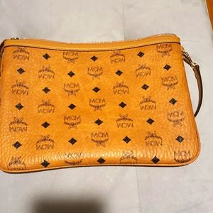 Excellent condition pouch that comes with tote